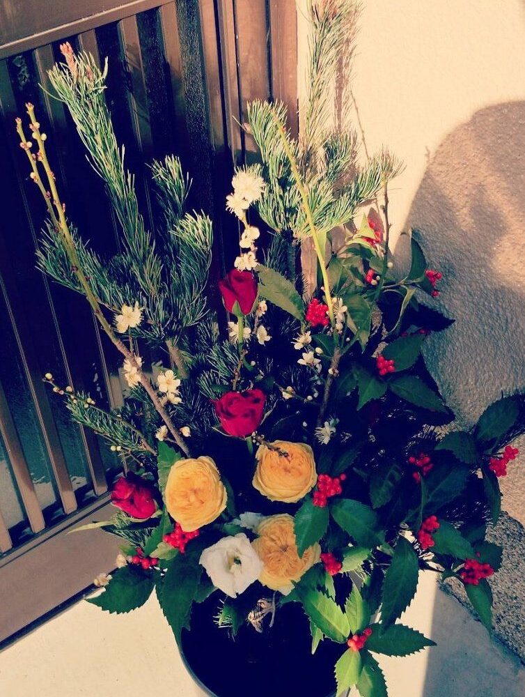 五葉松　生花　正月 お正月の生け花 五葉松と千両 ホームページ制作 京都 ファンフェア