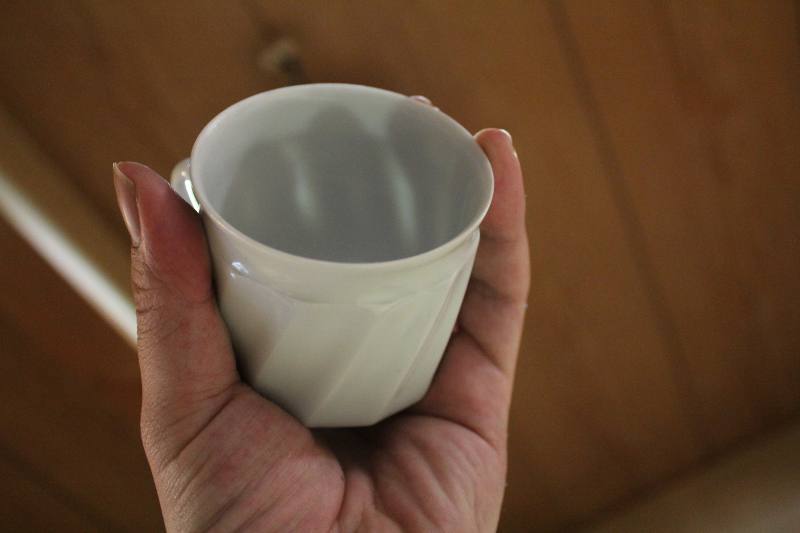 透き通る陶磁器製コーヒーカップ