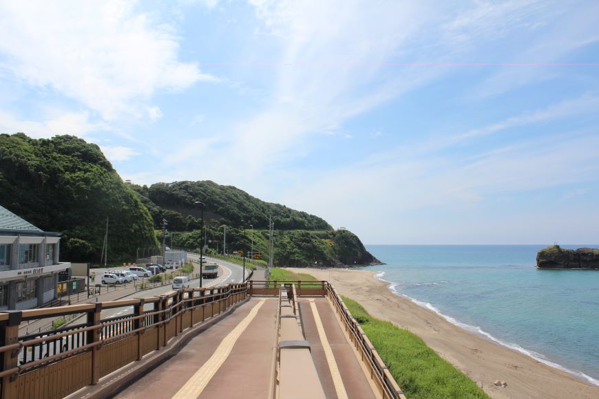 白兎海岸に向かう歩道橋