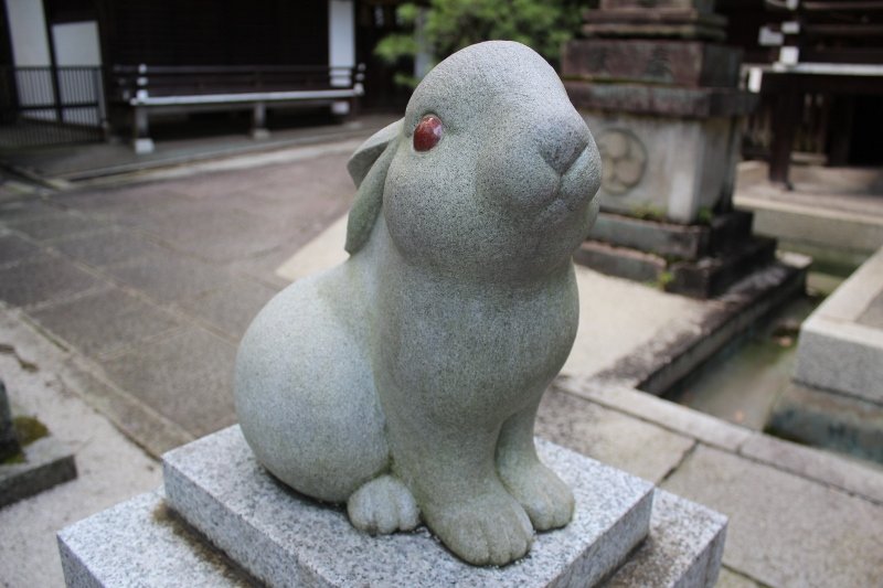 岡崎神社の狛兎2