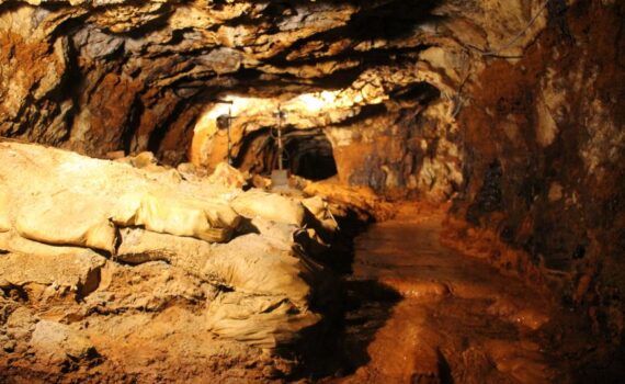 コウモリの飛ぶ洞窟 旧岩美鉱山へ 鳥取県岩美町