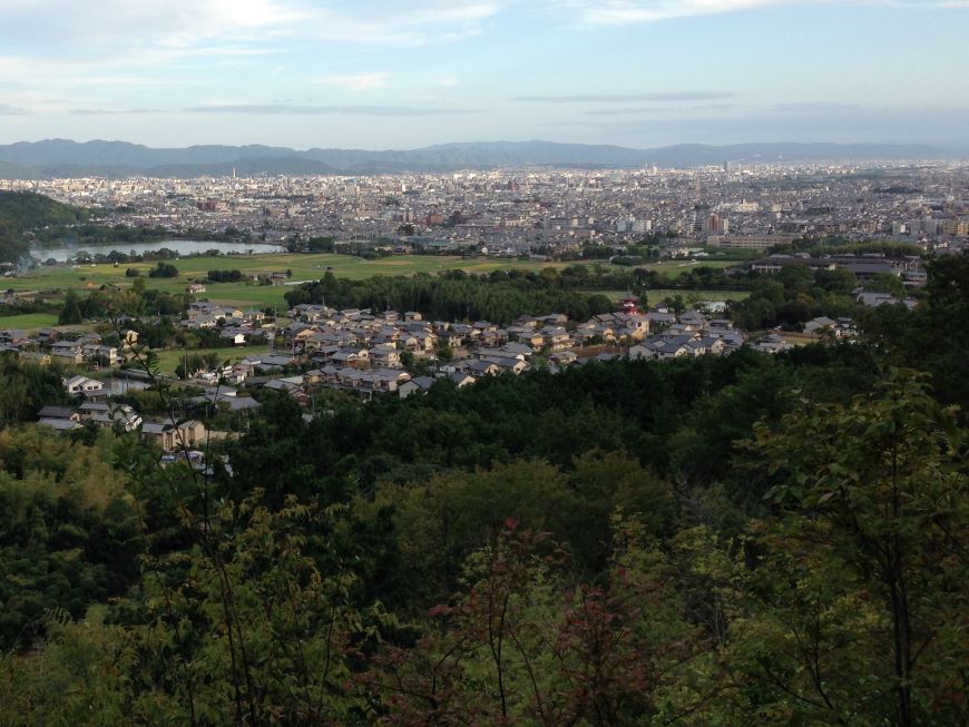 嵯峨山上陵から看る 大覚寺 大沢池